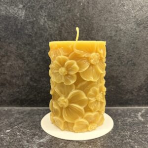 Lilleline mesilasvahast küünal "Lilleküünal"