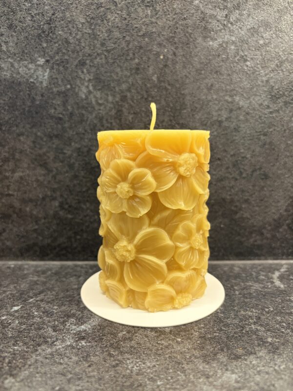 Lilleline mesilasvahast küünal "Lilleküünal"