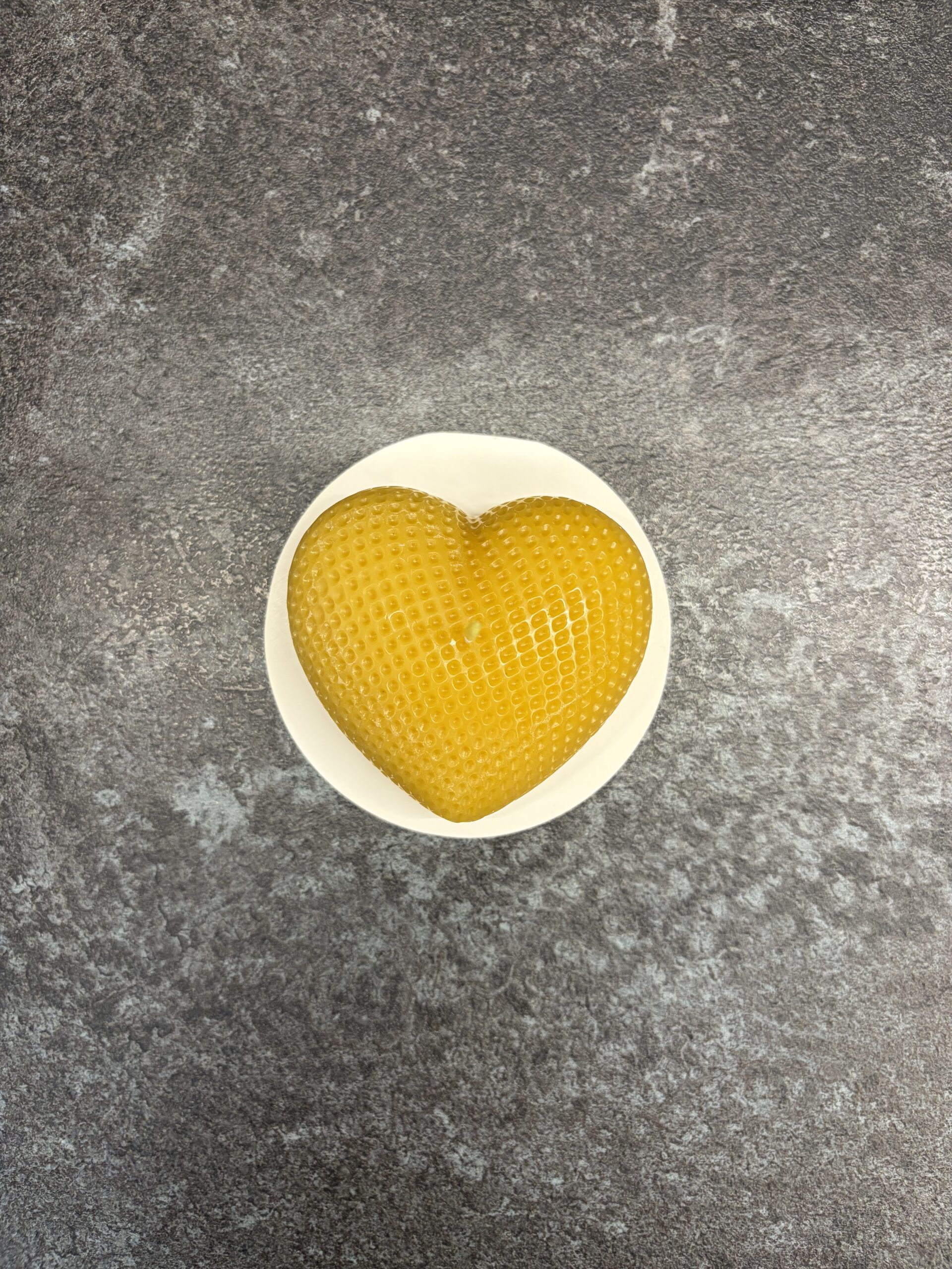 Südamekujuline mesilasvahast küünal "Süda" - Image 2