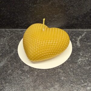 Südamekujuline mesilasvahast küünal "Süda"