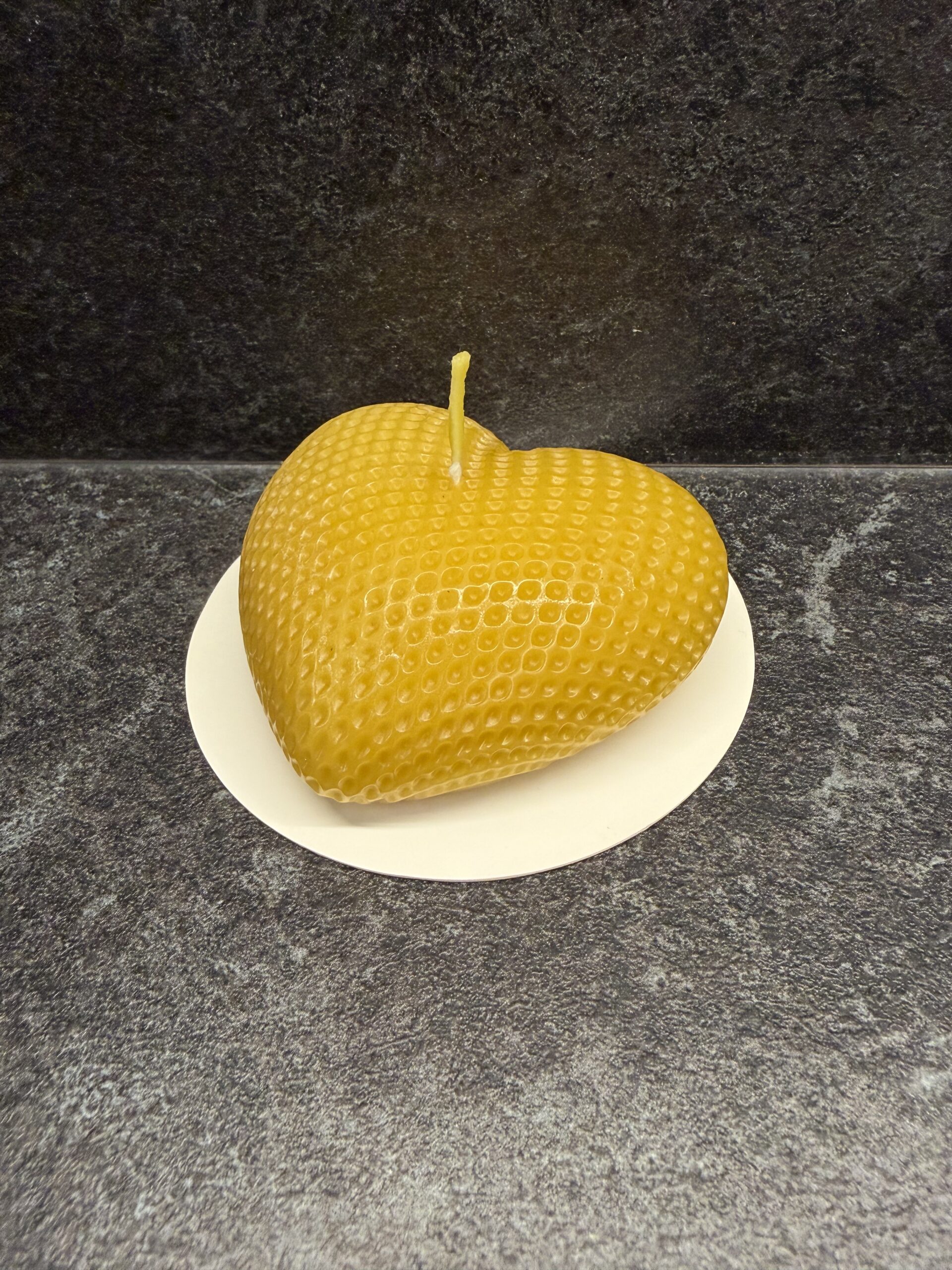 Südamekujuline mesilasvahast küünal "Süda"