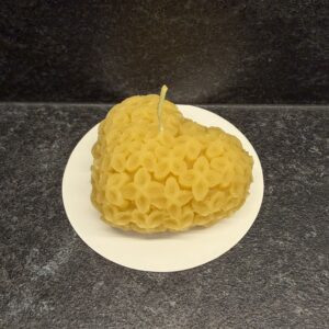 Südamekujuline mesilasvahast küünal "Lilleline süda"