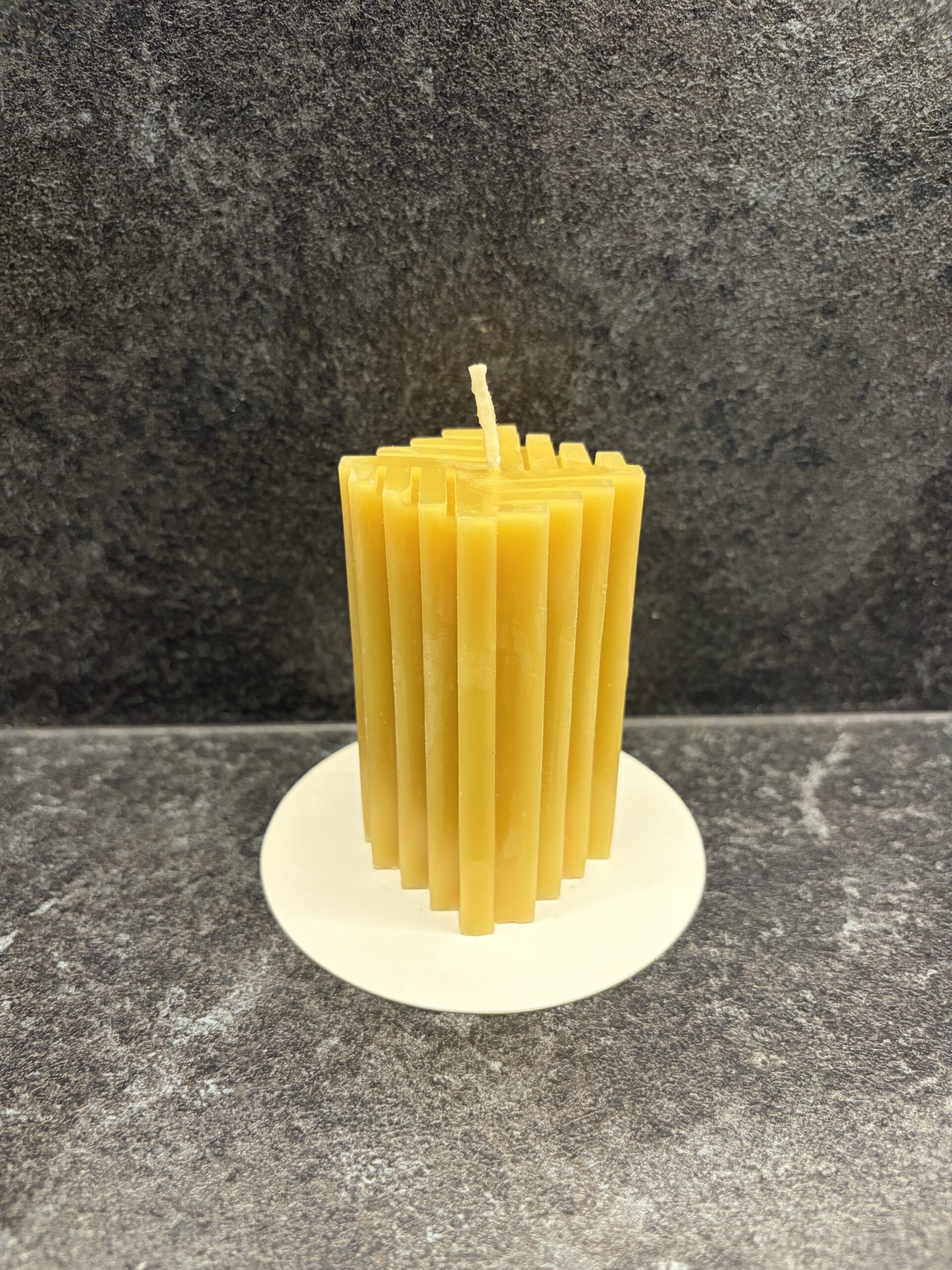 Geomeetriline mesilasvahast küünal "Rütm"