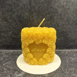 Mesilasvahast küünal "Love"