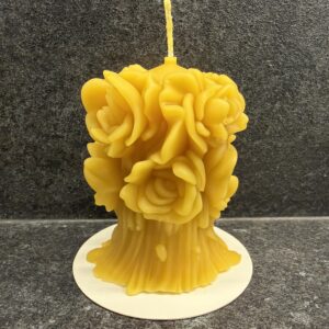 Mesilasvahast küünal "Lillebukett"