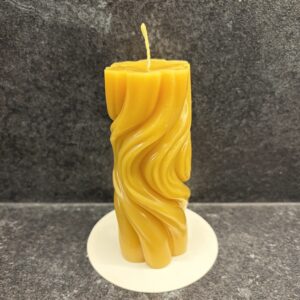 Mesilasvahast küünal "Keerdsammas"