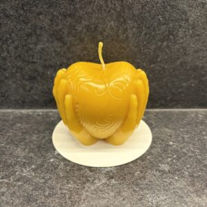 Mesilasvahast küünal "Süda kätel"