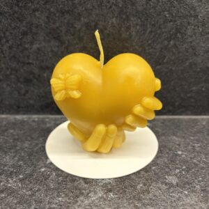 Mesilasvahast küünal "Süda liblikaga"