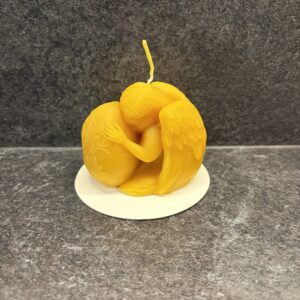 "Ühtesulanud" - Mesilasvahast küünal