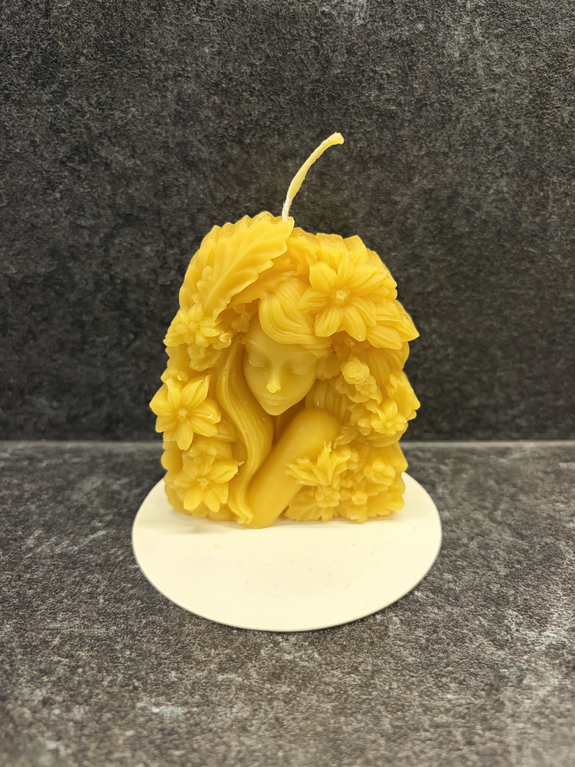 "Naine" - Mesilasvahast küünal