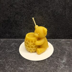 "Mesikäpa kaisus" - Mesilasvahast küünal