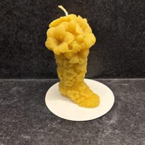 "Õiesaabas" - Mesilasvahast küünal