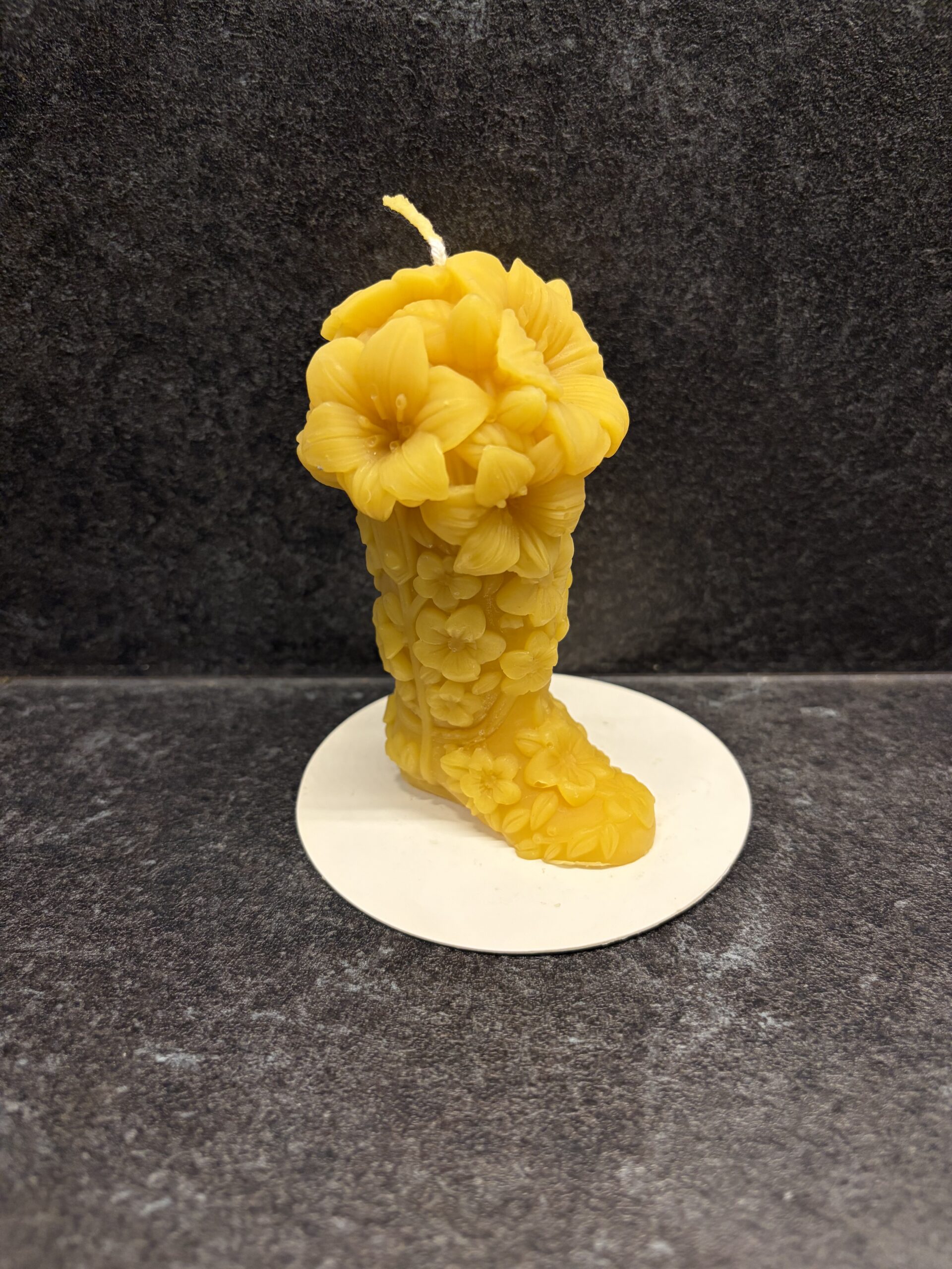 "Õiesaabas" - Mesilasvahast küünal